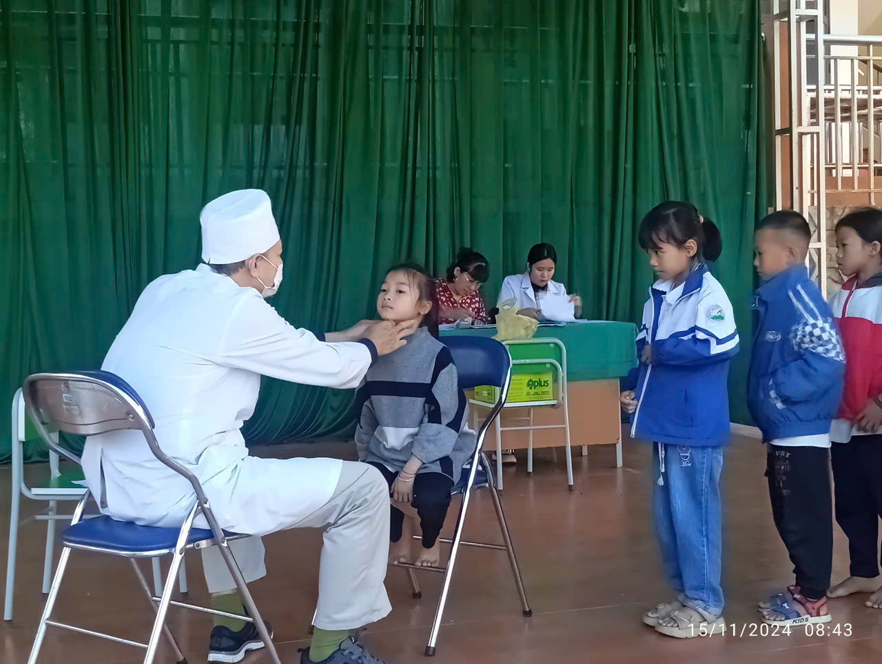 hình ảnh học sinh khám cổ