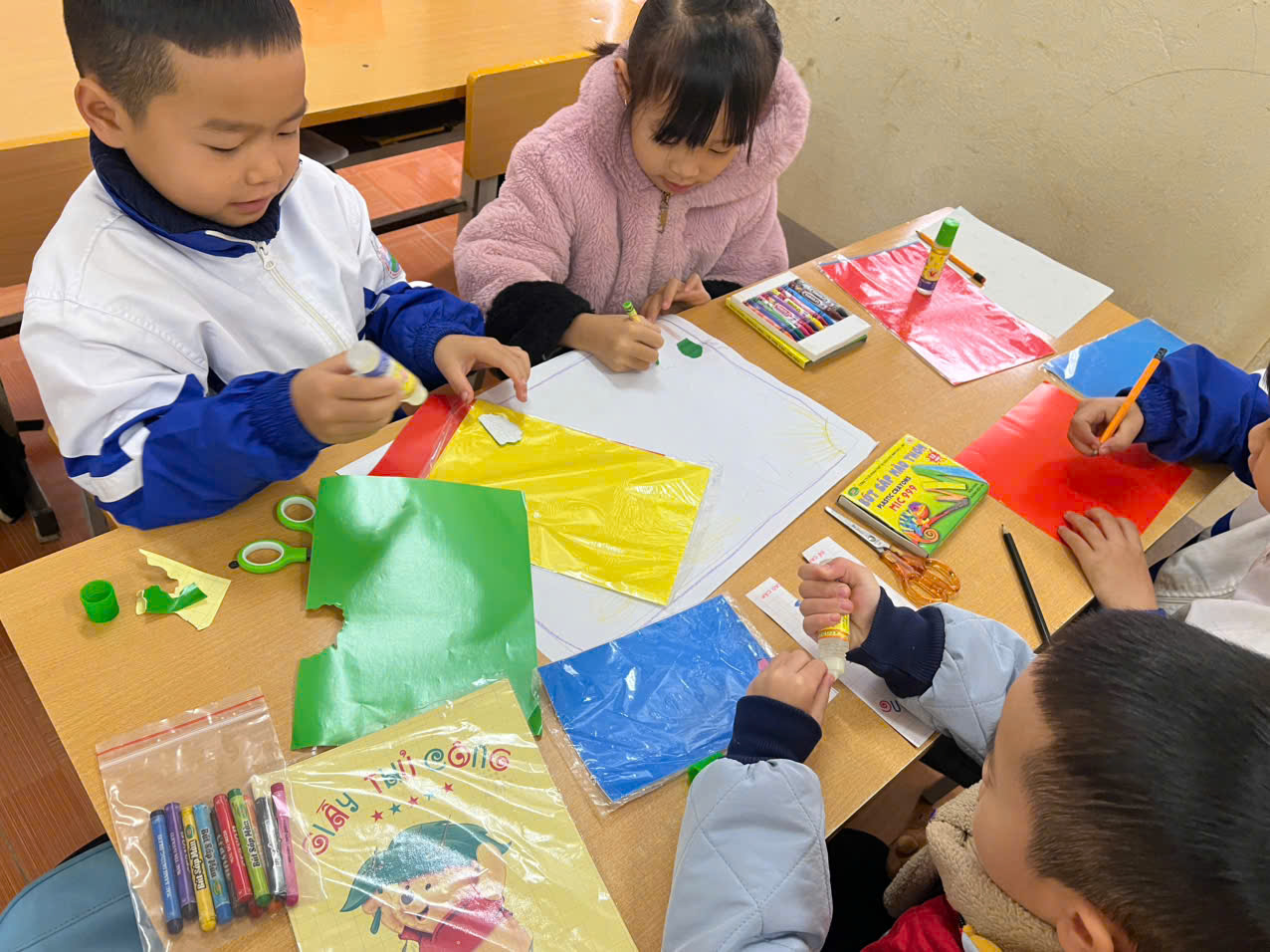 Hs lớp 1 đang tập trung vẽ