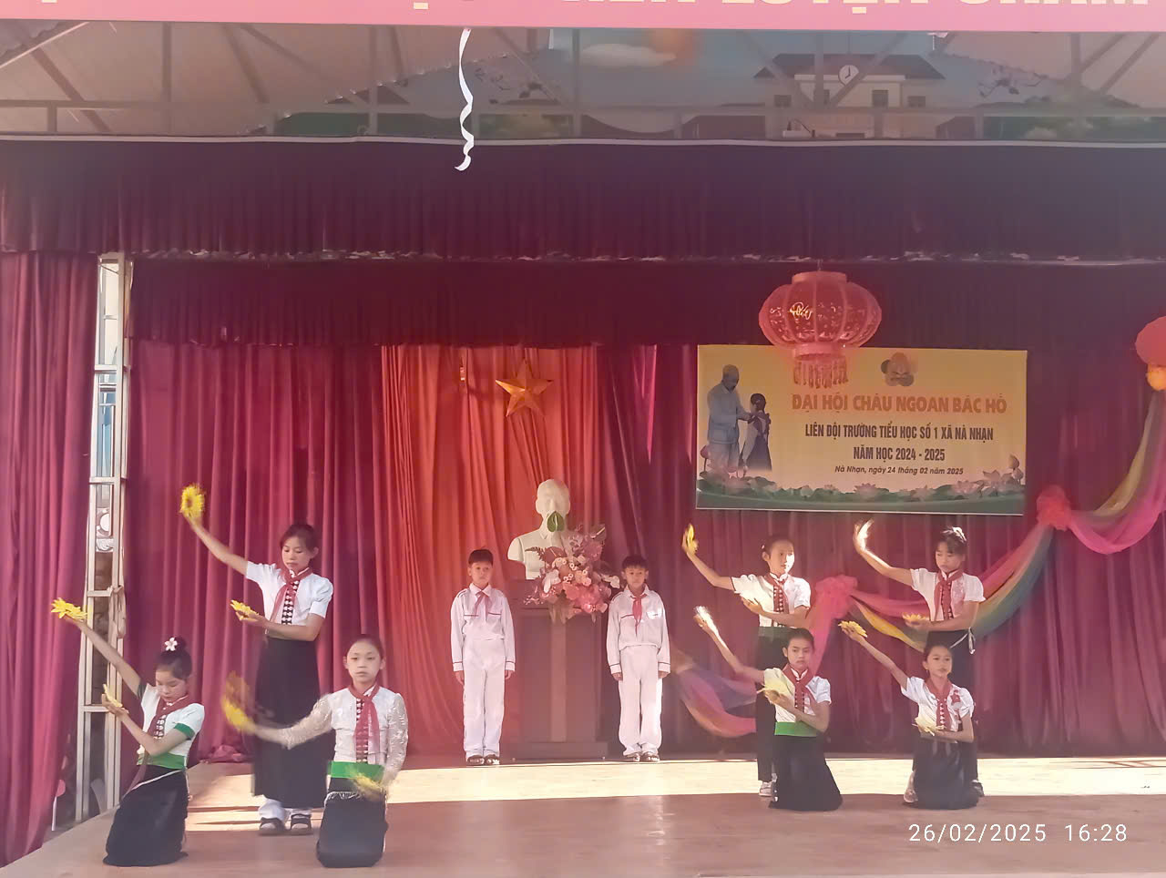 Dâng hoa lên Bác 2