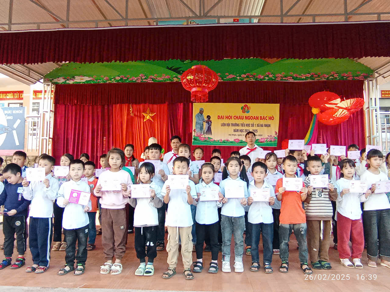 Hình ảnh các em nhận chứng nhận