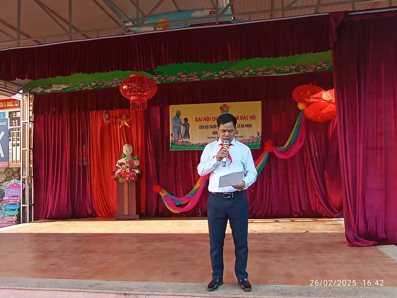 Hình ảnh thầy giáo Nguyễn Đình vang có những lời chỉ dạy đối với các em