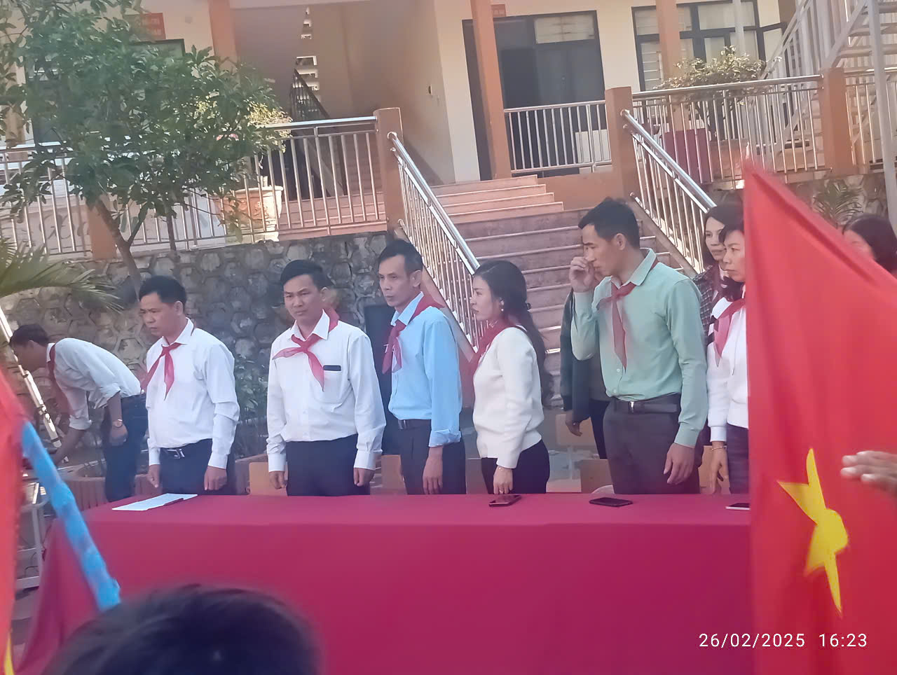 Thầy cô trang nghiêm chào cờ