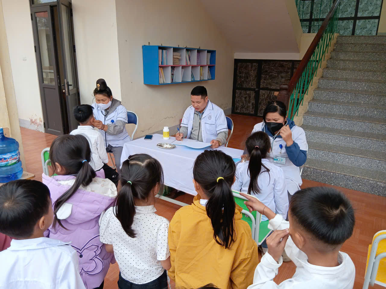 Y tế xã Mường Phăng tổ chức khám sức khỏe tổng thể cho học sinh trường Tiểu học số 1 Nà Nhạn